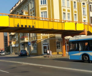 Tir zahaczył o kładkę nad drogą!