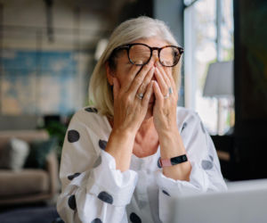 Suche oczy po całym dniu przed monitorem nie muszą być normą. Jedno ćwiczenie przynosi szybką ulgę