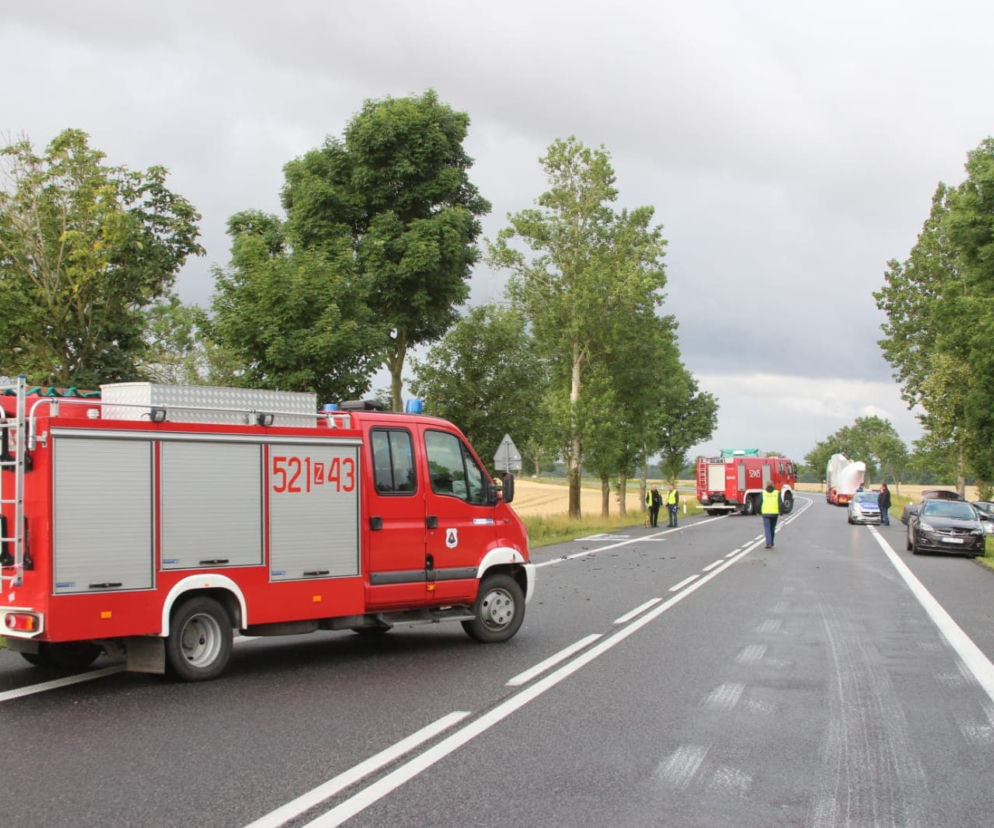Noskowo. Koszmarny wypadek. Audi rozbiło się na drzewie. Dwie osoby nie żyją