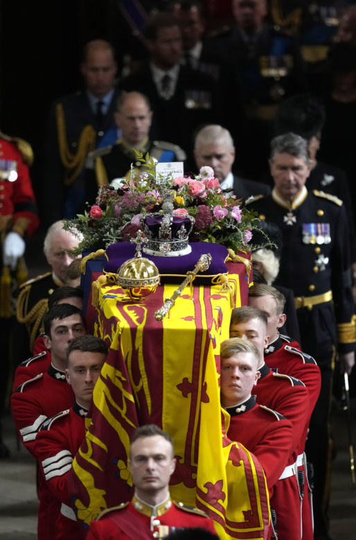 Łzy poddanych i trumna zmierzająca do Westminsteru