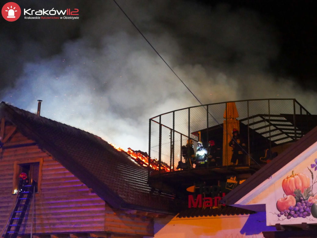 Pożar delikatesów w Michałowicach. Kłęby gęstego dymu było widać z daleka