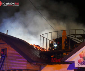 Pożar delikatesów w Michałowicach. Kłęby gęstego dymu było widać z daleka