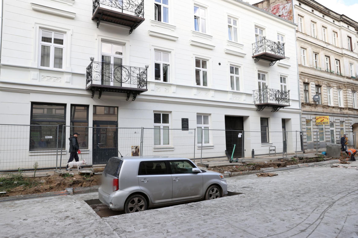 "Zabetonowane" auto z Łodzi zniknęło i się odnalazło. Straż miejska chce ukarać właścicieli.