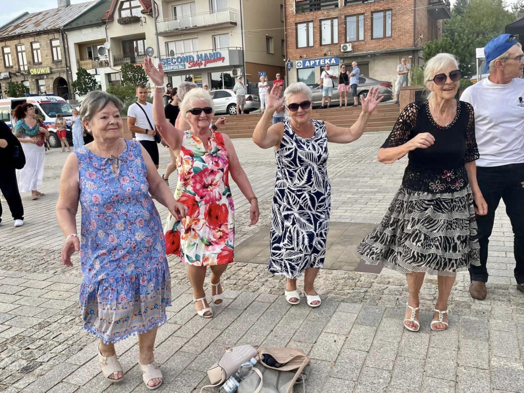 POTAŃCÓWKA NA RYNKU. Tak bawią się mieszkańcy Starachowic