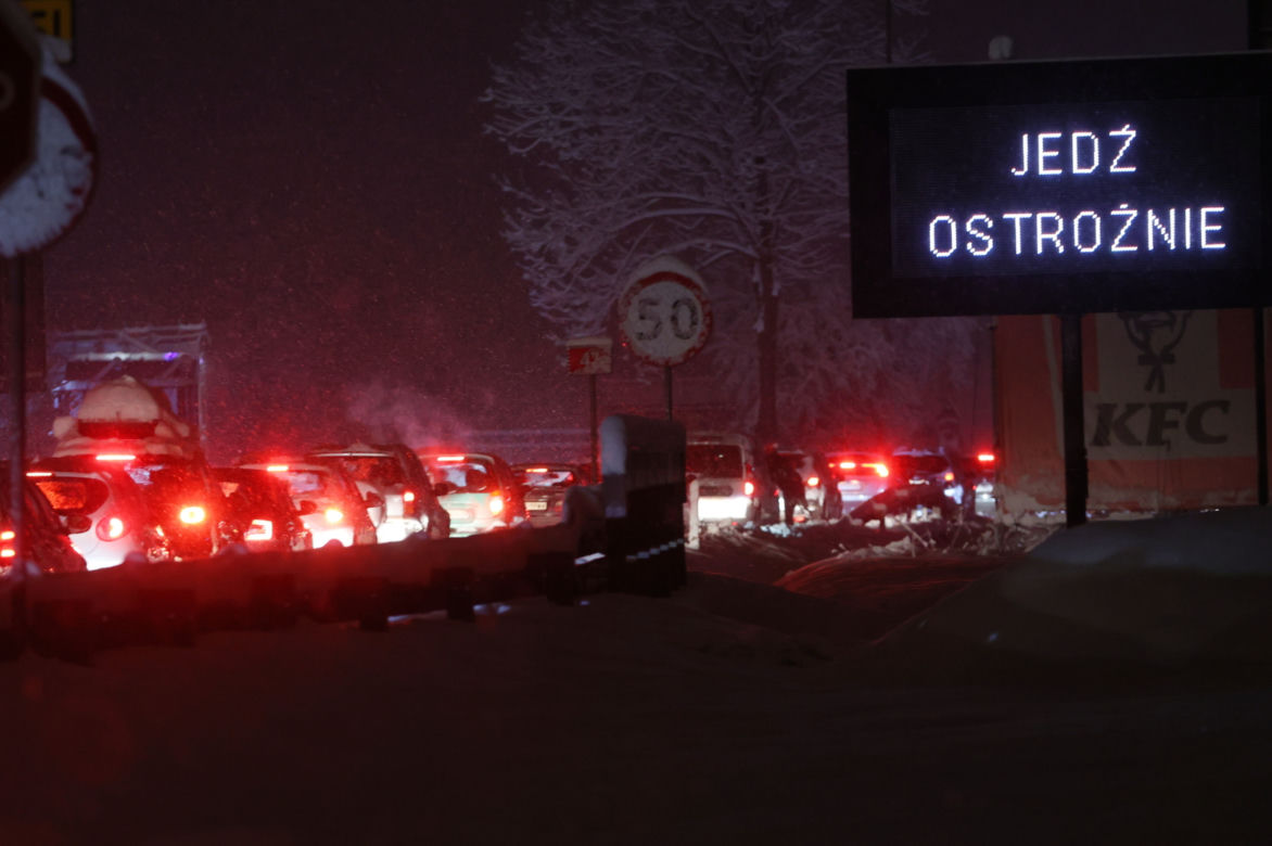Zimowy paraliż w Małopolsce. Zablokowana Zakopianka. A będzie jeszcze gorzej [ZDJĘCIA]