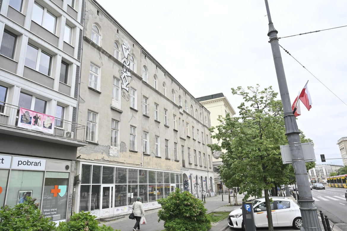 „To co robi miasto, to skandal”. Warszawa sprzedaje zabytkową kamienicę w centrum za grube miliony