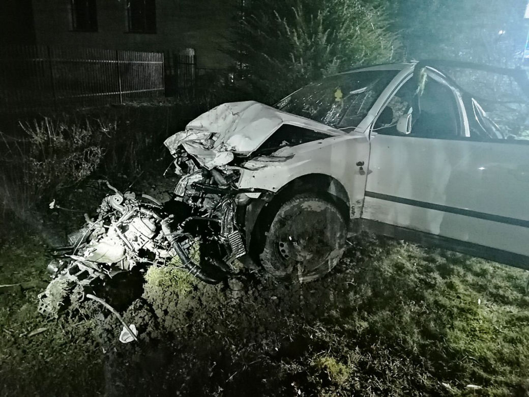 POWAŻNY WYPADEK w Nawojowej. Z samochodu  niewiele zostało. TRZY OSOBY w szpitalu