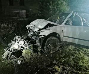 POWAŻNY WYPADEK w Nawojowej. Z samochodu  niewiele zostało. TRZY OSOBY w szpitalu