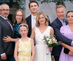 M jak miłość odc. 1903. Dima (Pszeniczny Michaił), Julia (Marta Chodorowska), Nadia (Mira Fareniuk), Magda (Anna Mucha), Sylwia (Hanna Turnau), Werner (Jacek Kopczyński), Budzyński (Krystian Wieczorek)