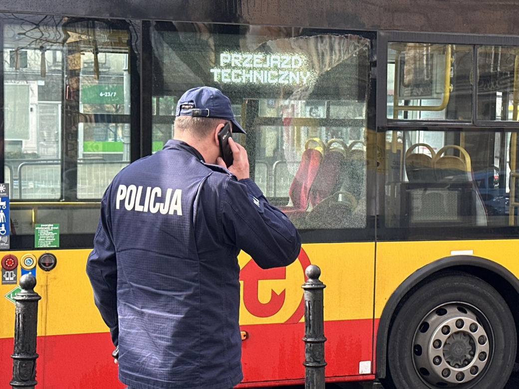 Warszawa. Autobusy miejskie ostrzelane na Marszałkowskiej. Na miejscu policja [ZDJĘCIA]