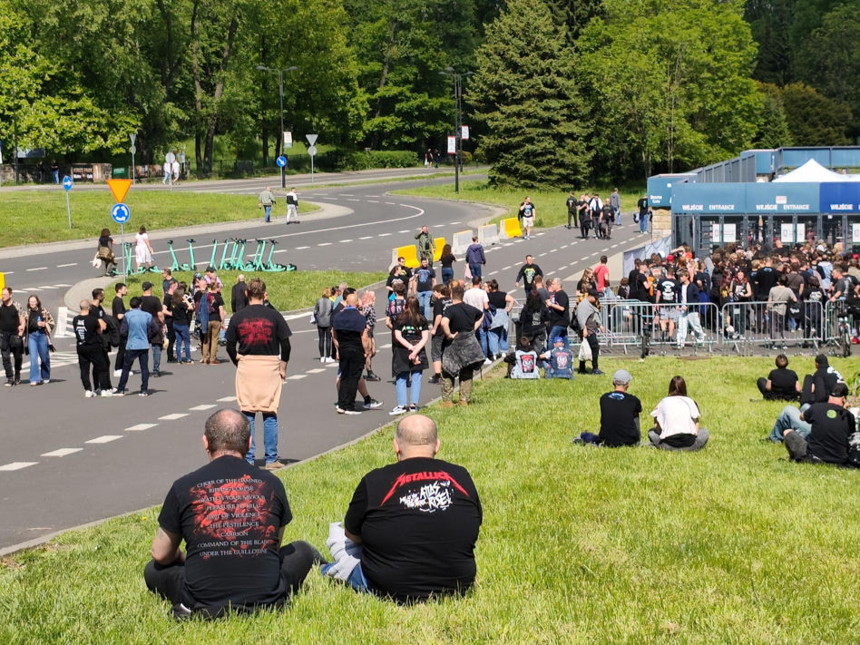 Długie kolejki i tłum fanów przed koncertem Metaliki