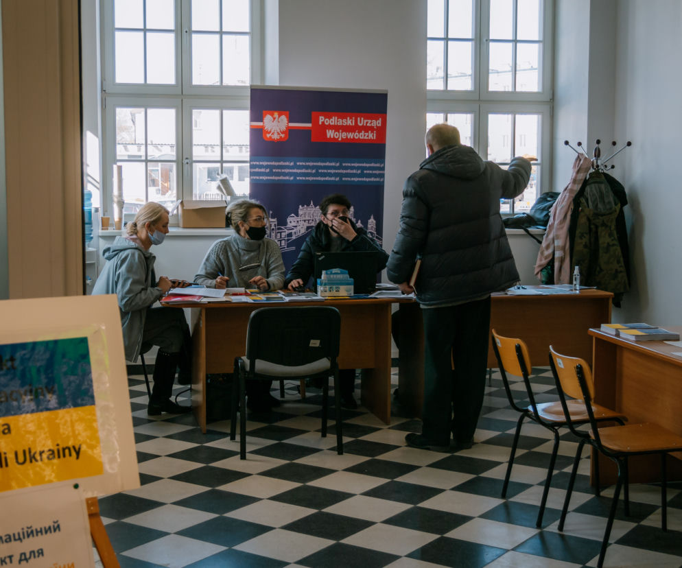 Białystok. Na dworcu kolejowym działa punkt informacyjny dla uchodźców z Ukrainy