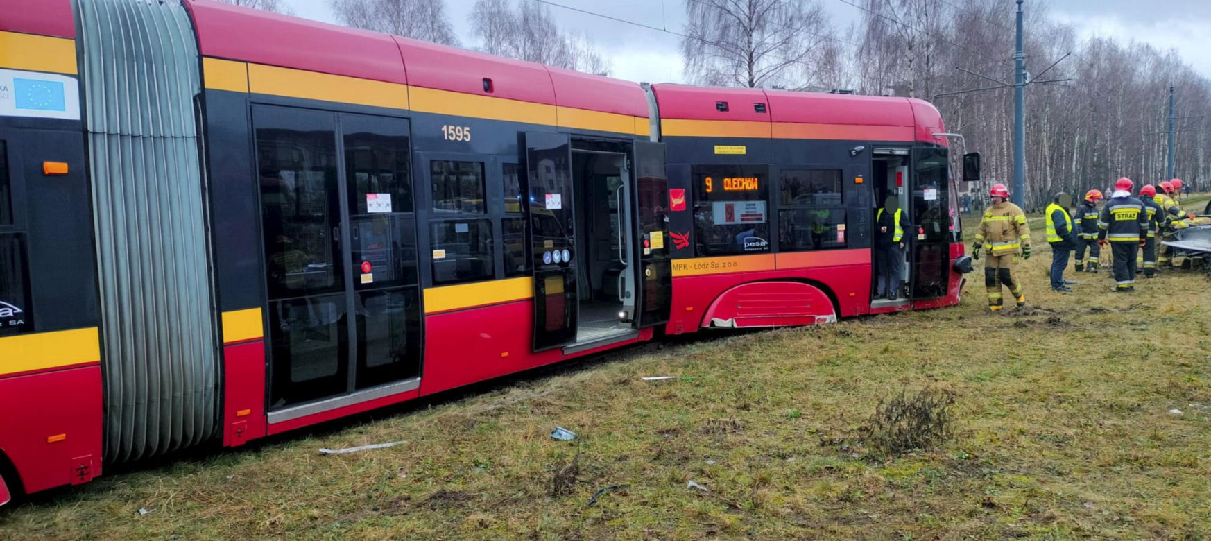 Koszmarny wypadek w Łodzi. Tramwaj i osobówka zderzyły się na Hetmańskiej [ZDJĘCIA].