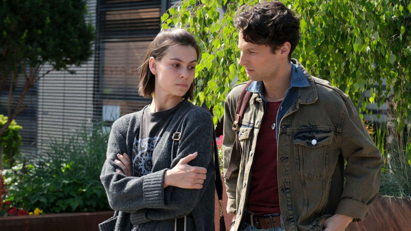 Na dobre i na złe odc. 1003. Kamil Zawada (Jakub Łopatka), Blanka (Pola Gonciarz)