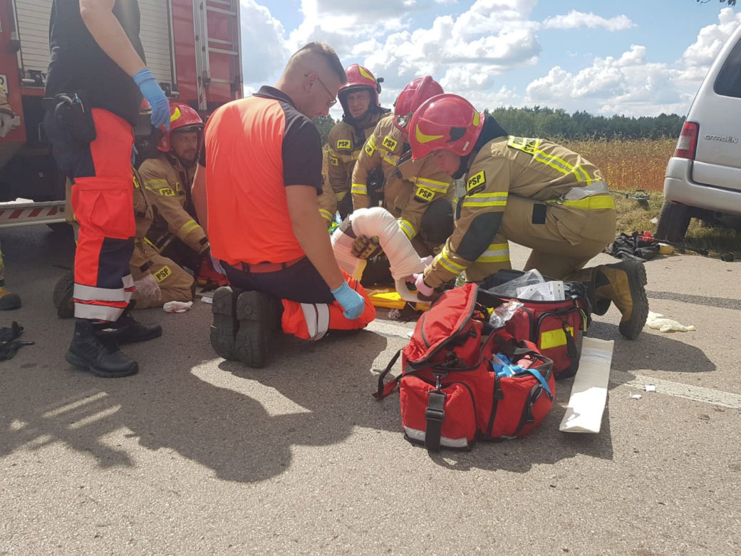 Potworny wypadek pod Lipskiem! Trzech mężczyzn uwięzionych w rozbitym citroenie [ZDJĘCIA]