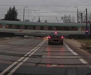 Sekundy od tragedii na przejeździe pod Bydgoszczą. Pociąg pędził między samochodami!