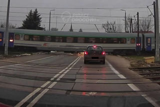 Sekundy od tragedii na przejeździe pod Bydgoszczą. Pociąg pędził między samochodami!