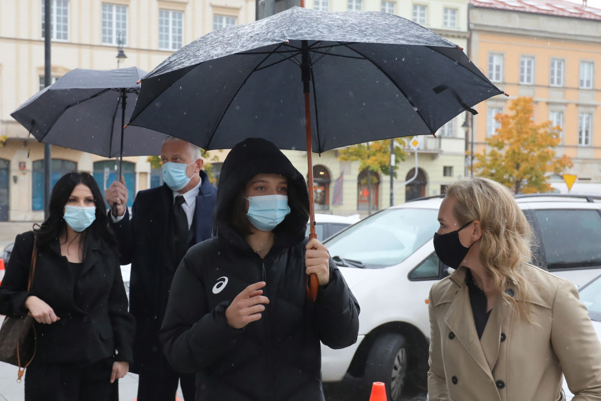 Iga Świątek odbiera odznaczenie od prezydenta