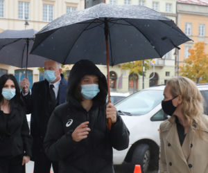 Iga Świątek odbiera odznaczenie od prezydenta