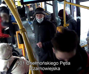 Kraków: To ON ciął ostrym narzędziem siedzenia w autobusach. Policja prosi o pomoc