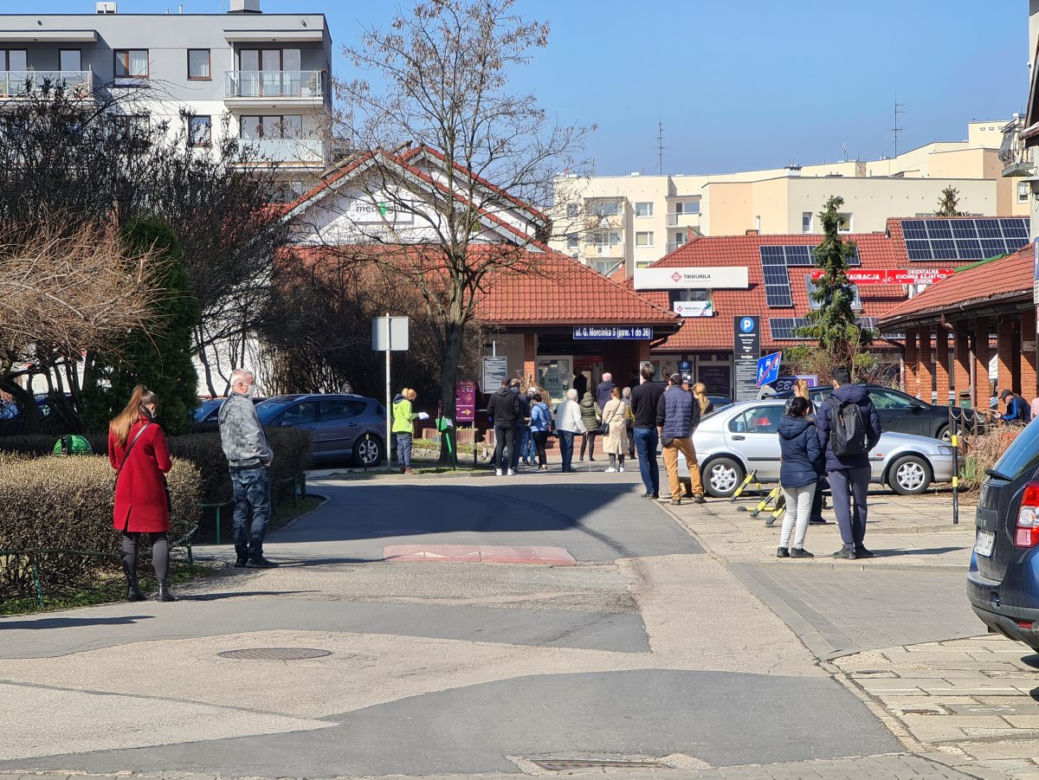 Gigantyczne kolejki do testów na koronawirusa w Warszawie. System tego nie wytrzyma?