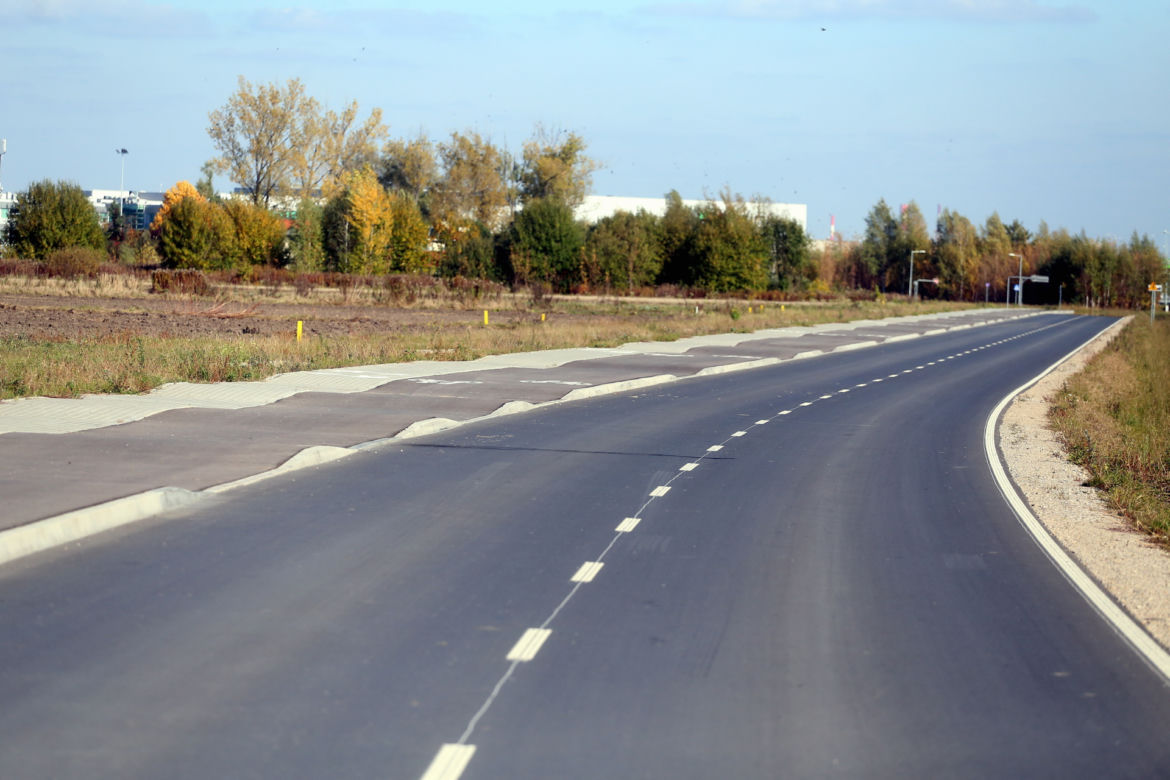 Droga dla rowerów, po której nie da się jeździć!? Kuriozalna sytuacja pod Warszawą