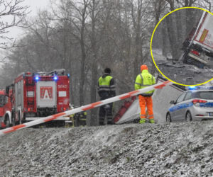 Koszmarny wypadek od Mińskiem Mazowieckim. Osobówka zmiażdżona przez tira, kierowca nie żyje