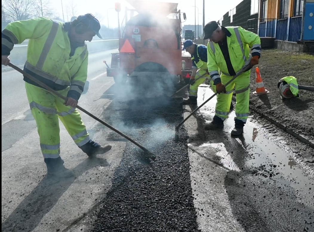 Drogowcy z Tarnowa ruszyli do łatania dziur w drogach. Gdzie zgłaszać uszkodzenia jezdni? 