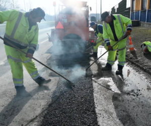 Drogowcy z Tarnowa ruszyli do łatania dziur w drogach. Gdzie zgłaszać uszkodzenia jezdni? 