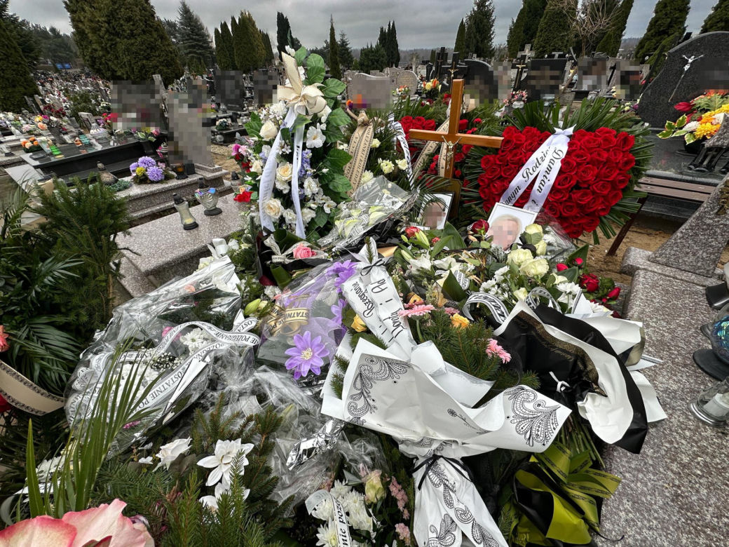Ostróda. Pogrzeb zamordowanego małżeństwa. Grób Doroty i Adama utonął w kwiatach [ZDJĘCIA]