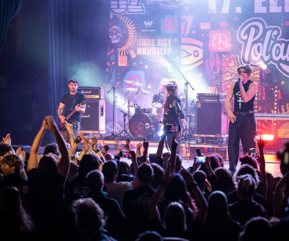 Zespół rockowy na oświetlonej scenie przed tłumem fanów. O planie Pol'and'Rock Festival 2026 przeczytasz na EskaRock.