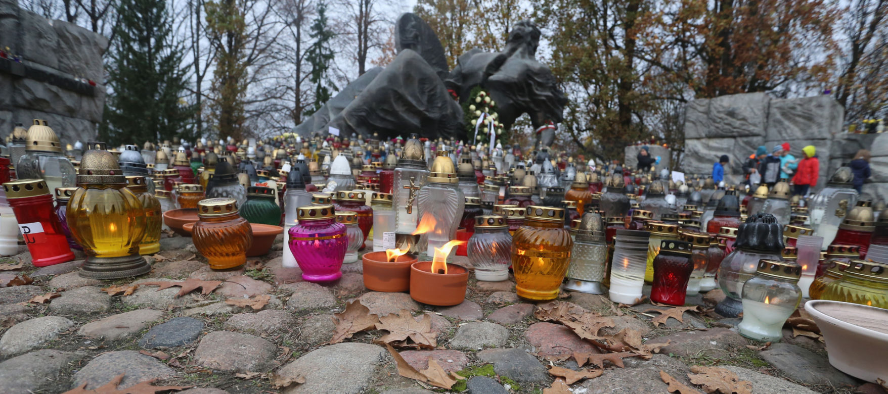 Morze zniczy pod pomnikiem "Polegli Niepokonani" na Woli