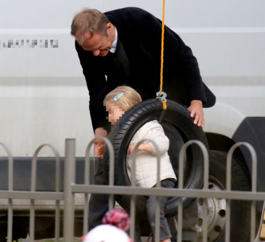 Donald Tusk z wnuczka na placu zabaw