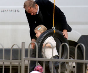 Donald Tusk z wnuczka na placu zabaw