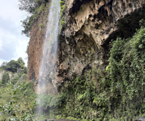 Madera. Wodospad przy drodze