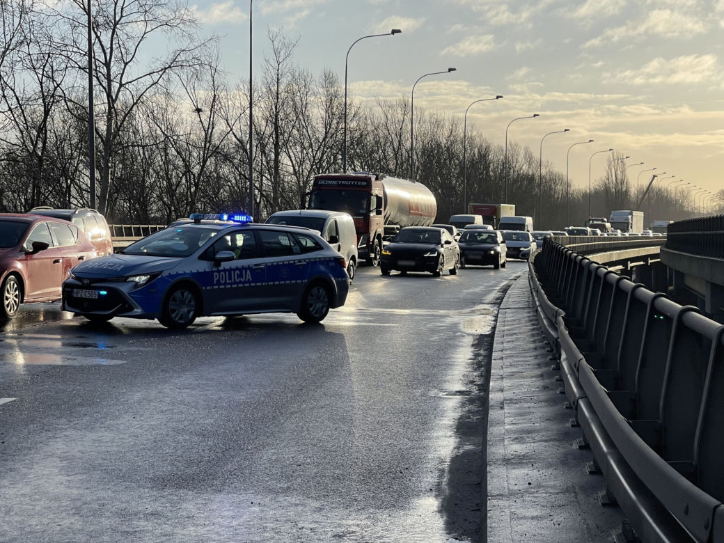 Kłęby czarnego dymu nad Wisłostradą. Ciężarówka stanęła w ogniu