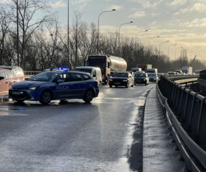 Kłęby czarnego dymu nad Wisłostradą. Ciężarówka stanęła w ogniu