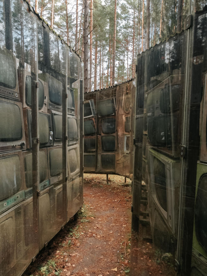 Labirynt z 3 tys. telewizorów