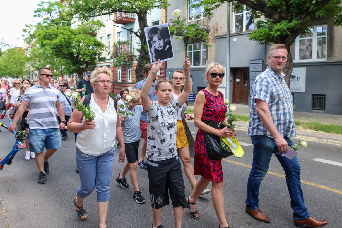 Biały Marsz dla Kamilka. Mieszkańcy Częstochowy przynieśli białe róże