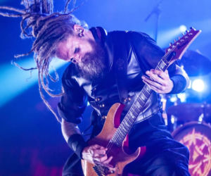 Skrupulatnie wyreżyserowany groteskowy spektakl okraszony nutą surrealizmu – Avatar zawładną Warszawą [RELACJA]