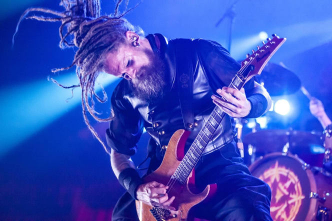 Skrupulatnie wyreżyserowany groteskowy spektakl okraszony nutą surrealizmu – Avatar zawładną Warszawą [RELACJA]