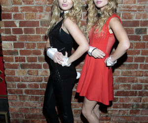 Piękne bliźniaczki zaśpiewały 100 lat Kaczyńskiemu. Później rozebrały się dla panów