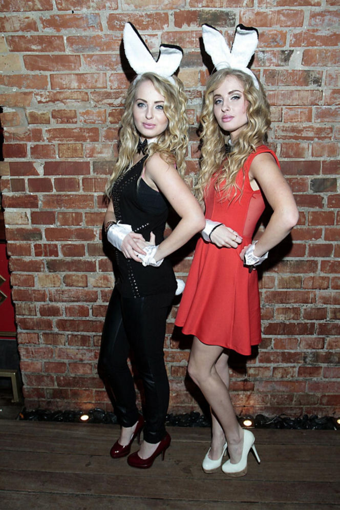 Piękne bliźniaczki zaśpiewały "100 lat" Kaczyńskiemu. Później rozebrały się dla panów