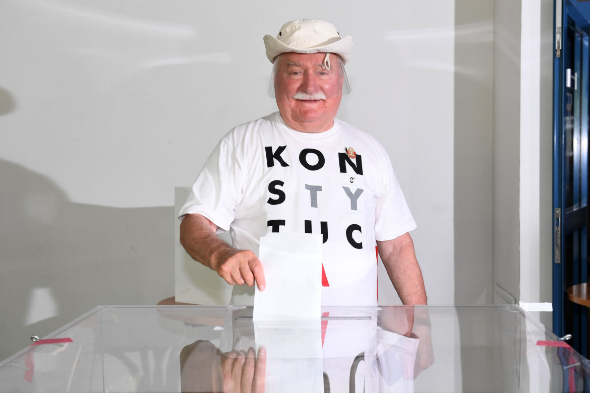 Wybory 2020 Lech Wałęsa zagłosował w koszulce Konstytucja 