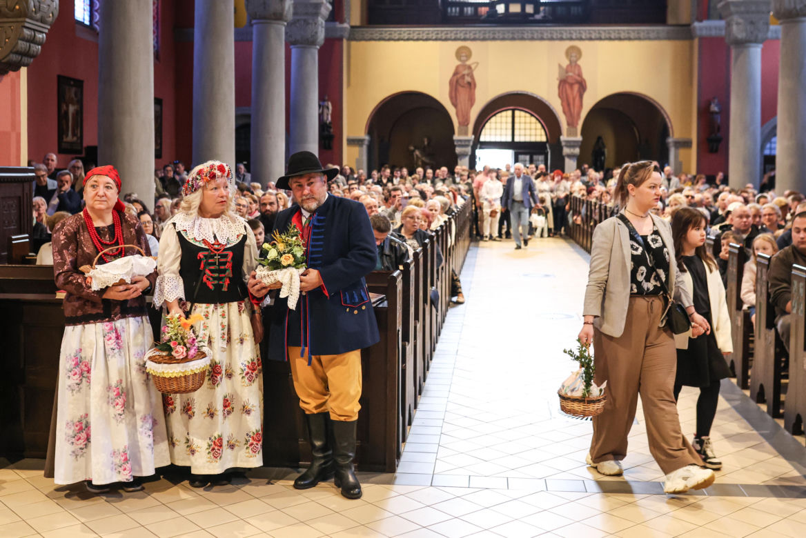 Święcenie pokarmów w strojach ludowych w Bytomiu