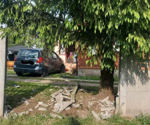 Radzice Małe. 11-latek ciężko ranny po uderzeniu przez toyotę! Kierowca rozbił dwa ogrodzenia i wjechał w grupkę dzieci [ZDJĘCIA]