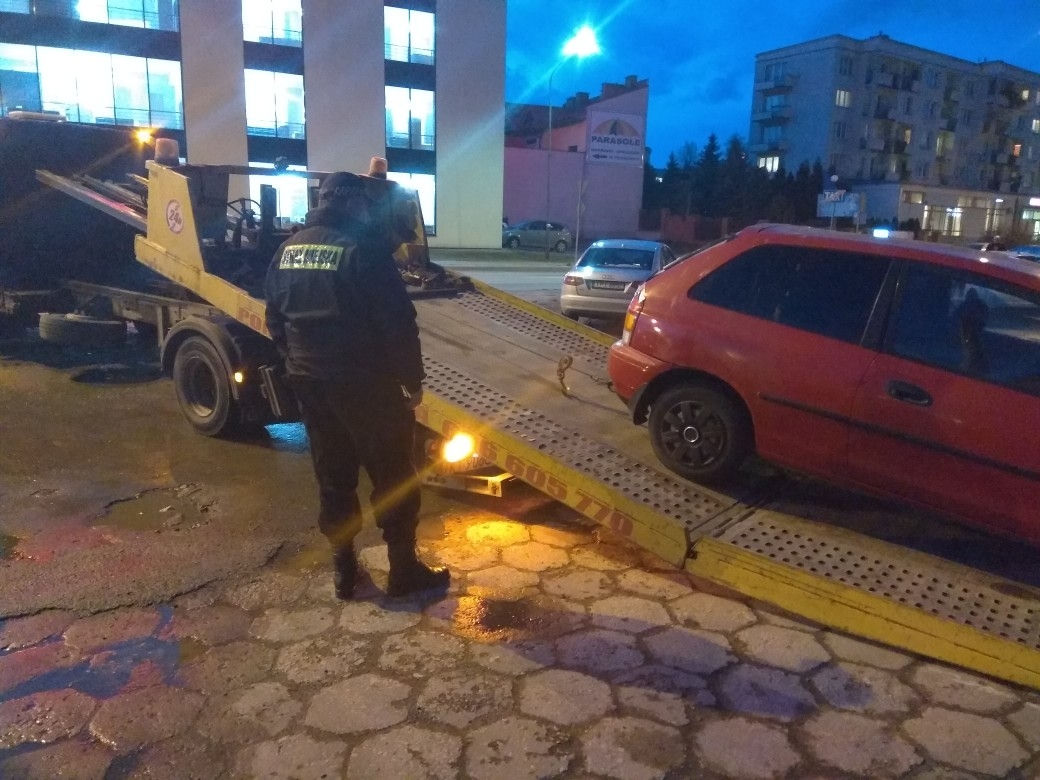 Wielkie sprzątanie straży miejskiej. Koniec PLAGI wraków na kieleckich ulicach