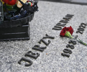Grób Jerzego Urbana zaskakuje widokiem. Na płycie stoi niezwykły znicz z uchem i przesłaniem