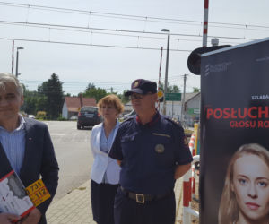 Akcja Bezpieczny piątek na przejeździe kolejowym w Sterkowcu