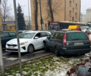 Kierowca zemdlał za kierownicą na ruchliwym skrzyżowaniu